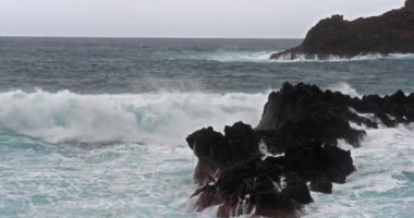 Denizde güçlü dalgalar, deniz manzarası 