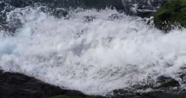 Fırtınalı denizde güçlü dalgalar 