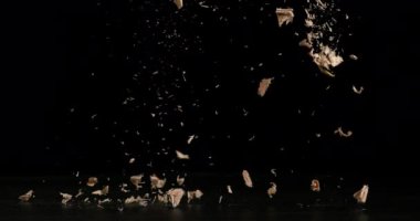 Koyu arkaplanda ahşap talaşı