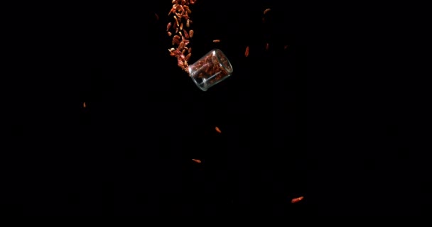 カイエンチリペッパー カプサイクルフルーツ ブラックの背景に落ちてくるスパイス スローモーション4K — ストック動画