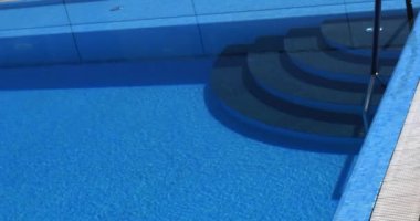 Yüzme havuzunda su yüzeyi 