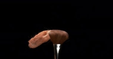 Makyaj fırçasında allık tozu