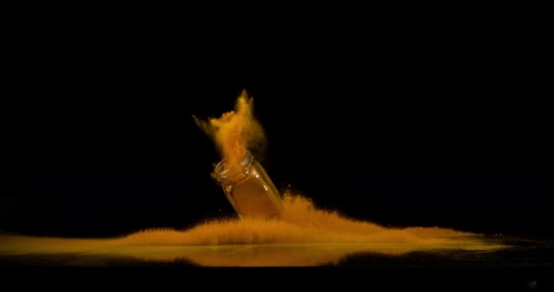 黑暗背景下的姜黄粉飞溅 — 图库视频影像