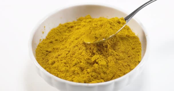 Curry Powder Εμπίπτουν Ένα Μπολ Κατά Λευκό Φόντο Αργή Κίνηση — Αρχείο Βίντεο