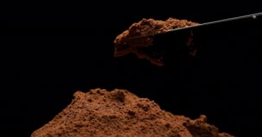 Nutmeg, Myristica parçaları, Kara Arkaplan 'a düşen toz, Yavaş Hareket 4k