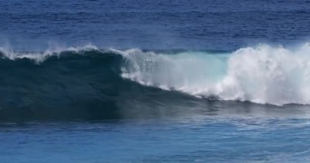 vagues fortes dans la mer orageuse  