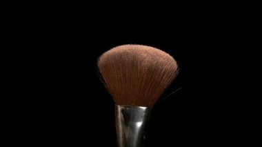 Makyaj fırçasında allık tozu