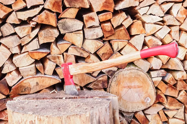 Yığılmış Yakacak Odun Arka Plan Üzerinde Ahşap Kütük Içine Sıkışmış — Stok fotoğraf