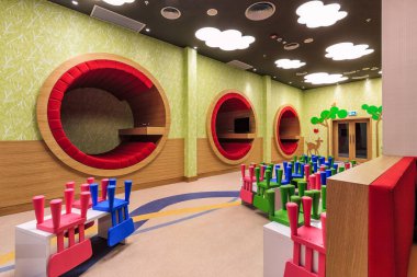 Sochi, Rusya Federasyonu - 5 Mart 2014: Sochi Marriott Hotel kreş modern şık renkli iç ve memnuniyetle yaştan çocuklar farklı yer
