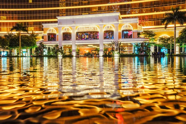中国澳门 2016年1月24日 澳门永利皇宫门票夜景显示表演湖表面建筑照明的水反射 — 图库照片