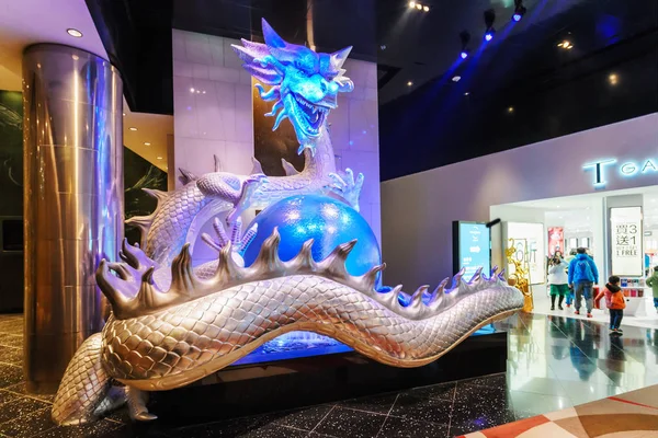 Macao Janvier 2016 Grande Sculpture Illuminée Dragon Chinois Tenant Perle — Photo