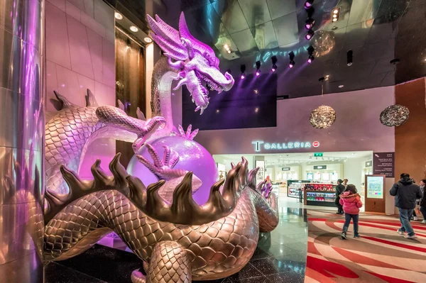 Macao Janvier 2016 Grande Sculpture Illuminée Dragon Chinois Tenant Perle — Photo