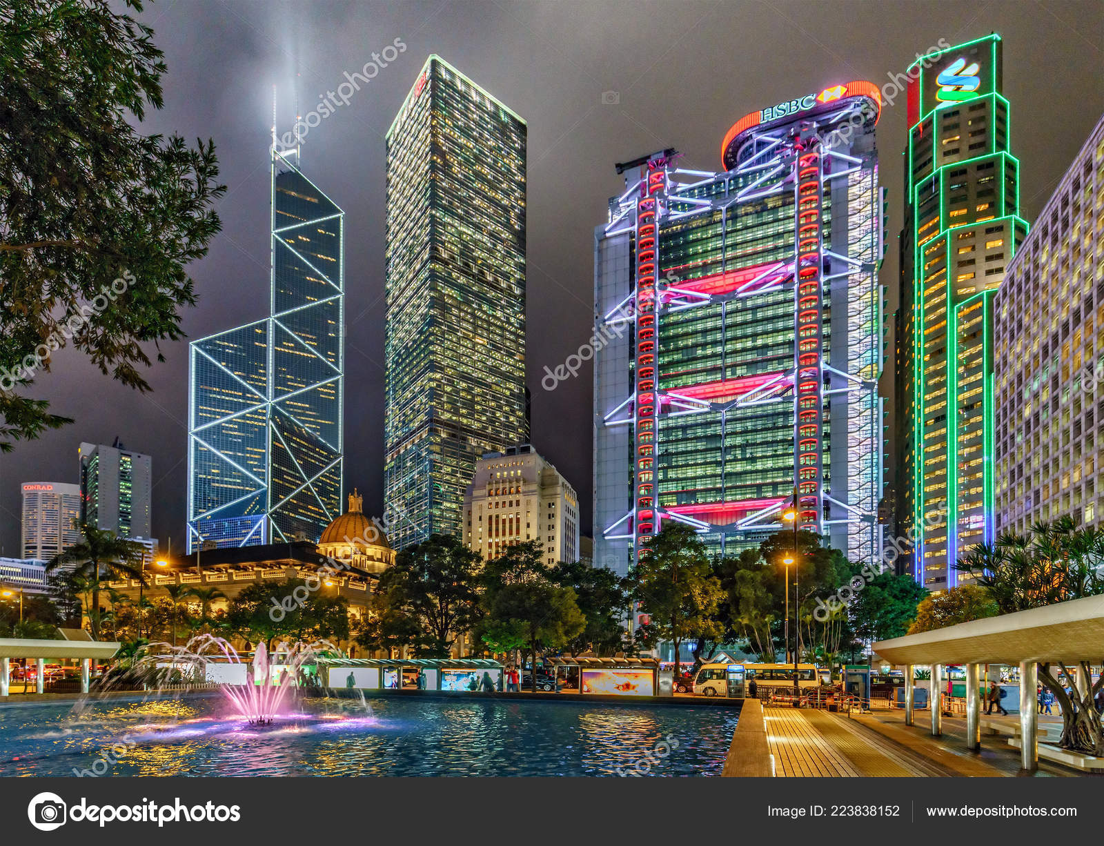 中国銀行タワー チャン香港センター 本店ビル スタンダードチャータード銀行の中央地域の香港 2016 香港夜景と相まって 慰霊碑の広場からの眺め —  ストック編集用写真©EvgeniiDikii#223838152