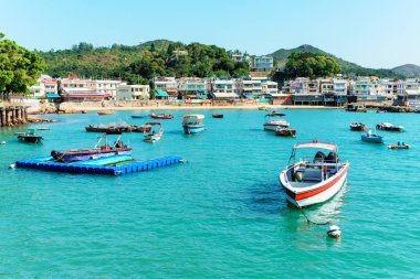 Hong Kong - 25 Ocak 2016: Lamma Adası yerel waterfront Restoranlar taze deniz ürünleri ile destek fisherfolks, balıkçı tekneleri ile dolu küçük bay, Yung Shue Wan Köyü