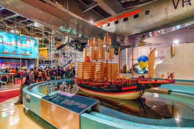 Hong Kong, Çin - 20 Ocak 2016: Zheng He'nın hazine gemisi modeli Hong Kong Bilim Müzesi'nde. İç görünüm. İnsanlar çeşitli fiziksel olaylar gösteren konumlar izle