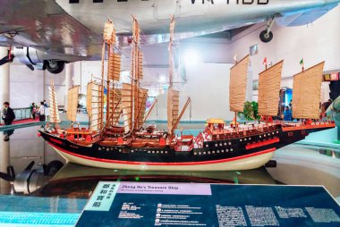 Hong Kong, Çin - 20 Ocak 2016: Uzun mesafe yelken Zheng He'nın hazine gemisi modeli Hong Kong Bilim Müzesi'nde öncüsü. İç görünüm