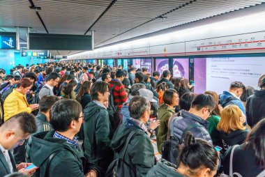 Hong Kong, Çin - 19 Ocak 2016: Çok meşgul Çin halkının Metro İstasyonu içinde Central District of Hong gelmesi bir tren bekliyorsun Kong kalabalık