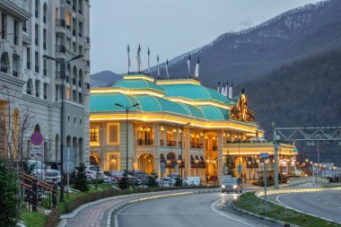 Sochi, Rusya Federasyonu - 4 Ocak 2018: Sochi Casino Resort Gorki Gorod dağ kayak merkezi ve popüler kumar hedef dış dekorasyonu ile yeni modern bina var. Işıklı kış akşam görünümü