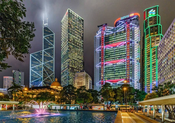 Hong Kong, Çin - 25 Ocak 2016: Hong Kong gece cityscape Çin Bankası Kulesi, Cheung Kong Merkezi, Hsbc ana bina ve Standard Chartered Bank ile merkezi bölgesi. Görünüm kenotaph Meydanı