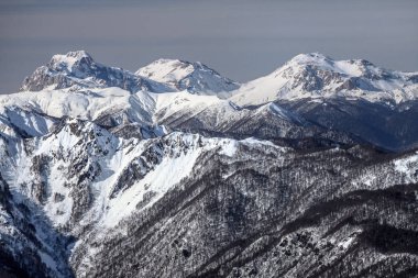 Güzel karlı dağ zirveleri doğal kış manzarası. Bağlar Kafkas Dağları, Fisht, Pshekhasu, Oshten. Sochi, Rusya Federasyonu, Caucasus rezerv.