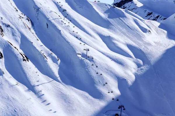 雪白的艾布加Cirque 滑雪场和椅子电梯在克拉斯纳亚波利亚纳山区度假村冬季 俄罗斯 高加索 — 图库照片