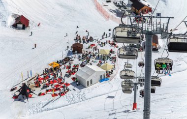 Sochi, Rusya Federasyonu - 25 Mart 2014: Quiksilver Newstar kamp kış sporları ve kayakçılar ve Snowboard düşkünleri için eğlence etkinliği olduğunu. Bir sürü insan dışarı rahatlatıcı açık havada karda kayak sonra asmak