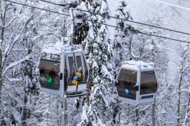 Sochi, Rusya Federasyonu - 9 Ocak 2015: Kablo yolu teleferik Gorki Gorod kış dağ kayak merkezinde Haziran ayına kadar kayak ve snowboard binici taşıma yapabilirsiniz. İki kabin karlı zemin doğal görünümü kapatın