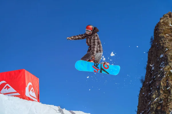 Sotschi Russland März 2014 Mann Snowboarder Fliegt Die Luft Von — Stockfoto