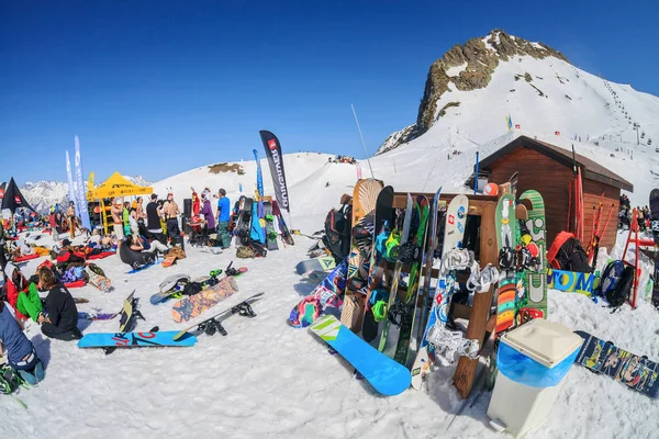 Sochi, Rusya Federasyonu - 25 Mart 2014: Quiksilver Newstar kamp kış dağ spor ve eğlence mekân kayakçı ve Snowboard düşkünleri için olduğunu. Birçok kişi apres kayak kar üzerinde güneşli günde rahatlatıcı dışarı soğuk