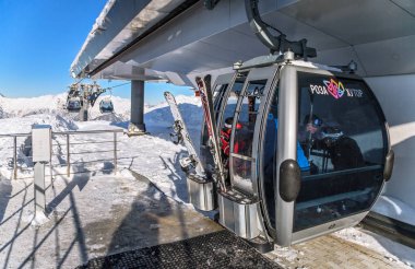Soçi, Rusya - 18 Aralık 2013: Kayak Teleferiği Rosa Khutor kış dağ kayak merkezinde. Teleferik istasyonuna görünümü kapatın. Karlı kış, doğal güneşli manzara