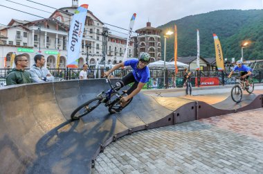 Sochi, Rusya Federasyonu - 11 Temmuz 2015: Açık pompa sporcular bisikletçileri Gorki Gorod mountain resort adlı izlemek. Bisiklet binici takip yarış çalıştırmak