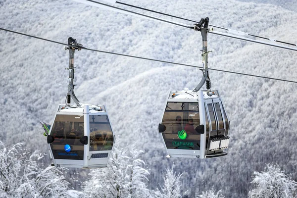 Soçi, Rusya - 9 Ocak 2015: teleferik teleferik, Gorki Gorod kış dağ kayak merkezinde. Karlı zemin üzerine iki kabin görünümü kapatın