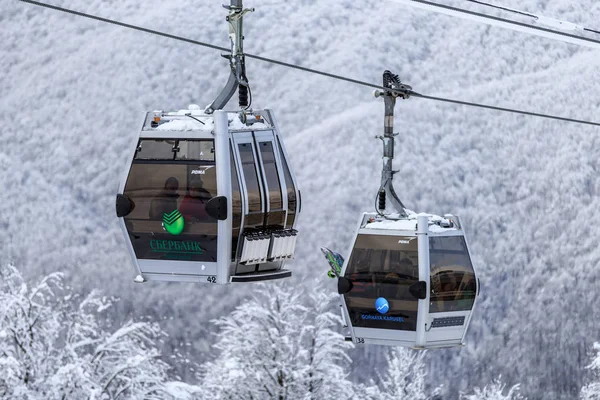 Soçi, Rusya - 9 Ocak 2015: teleferik teleferik, Gorki Gorod kış dağ kayak merkezinde. Karlı zemin üzerine iki kabin görünümü kapatın
