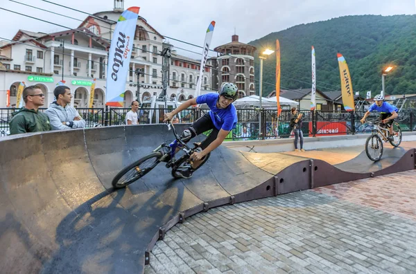 Sochi, Rusya Federasyonu - 11 Temmuz 2015: Açık pompa sporcular bisikletçileri Gorki Gorod mountain resort adlı izlemek. Bisiklet binici takip yarış çalıştırmak