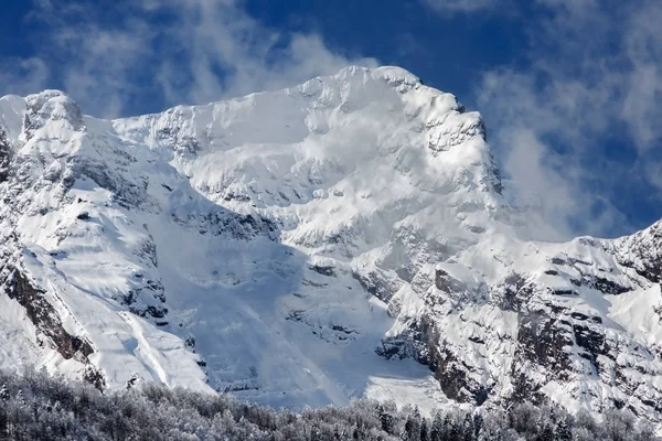 Mooie Schilderachtige Winter Besneeuwde Agepsta Piek Bergtop Blauwe Hemelachtergrond — Stockfoto