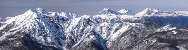 Güzel karlı Caucasus dağ zirveleri. Doğal kış panoramik manzara modunda Krasnaya Polyana, Sochi, Rusya Federasyonu.