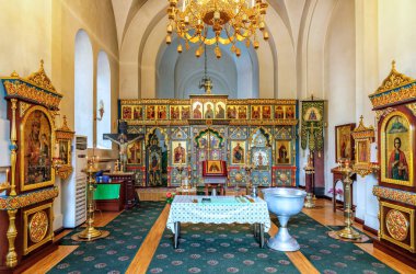 Krasnodar, Rusya - 15 Ekim 2016: Zengin altın iç dekorasyon dua ve tapınma için Aziz Ekaterina Christian Ortodoks katedrali despose. Oda ritüel vaftiz için hazırdır