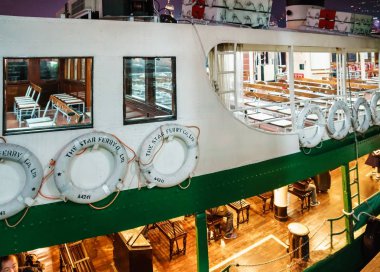 Hong Kong - 12 Ocak 2016: Star Feribotu'na apassenger feribot servisi Operatör Victoria Limanı üzerinde kendi yelkenli tekneler arasında yolcu taşıma Hong Kong'da olduğunu. Feribot Tekne kurulu gece yakın çekim