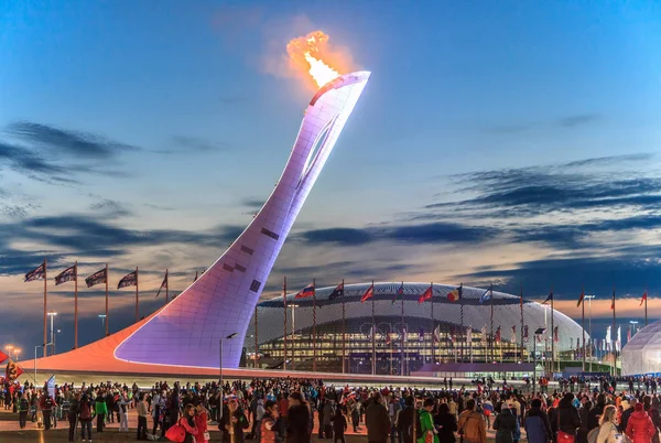 俄罗斯索契 奥林匹克公园燃烧火焰的奥运火炬是 4年索契冬奥会的主要场地 美丽的风景秀丽的日落风景 — 图库照片
