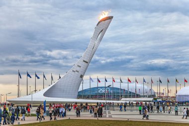Sochi, Rusya Federasyonu - 15 Şubat 2014: alev Olympic Park içinde yanma ile büyük Olimpiyat Meşalesi ereksiyon Sochi Kış Olimpiyatları ana mekan 2014 yılında yapıldı. Güzel doğal peyzaj.