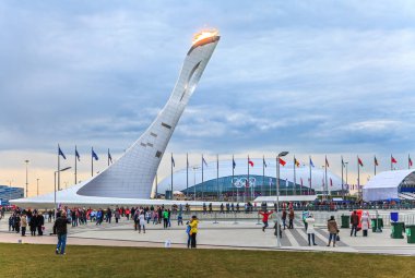 Sochi, Rusya Federasyonu - 15 Şubat 2014: alev Olympic Park içinde yanma ile büyük Olimpiyat Meşalesi ereksiyon Sochi Kış Olimpiyatları ana mekan 2014 yılında yapıldı. Güzel doğal peyzaj.