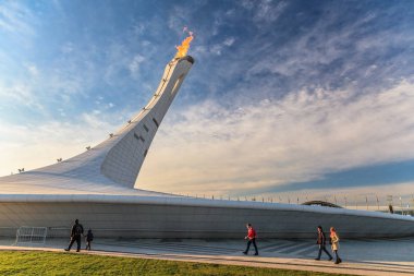 Sochi, Rusya Federasyonu - 15 Şubat 2014: alev Olympic Park içinde yanma ile büyük Olimpiyat Meşalesi ereksiyon Sochi Kış Olimpiyatları ana mekan 2014 yılında yapıldı. Güzel doğal günbatımı manzara