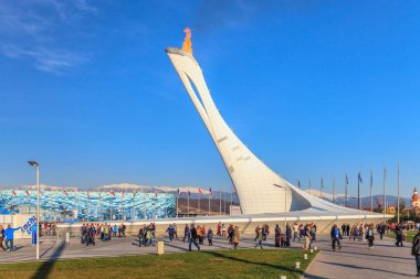 Sochi, Rusya Federasyonu - 15 Şubat 2014: alev Olympic Park içinde yanma ile büyük Olimpiyat Meşalesi ereksiyon Sochi Kış Olimpiyatları ana mekan 2014 yılında yapıldı. Doğal günbatımı manzara