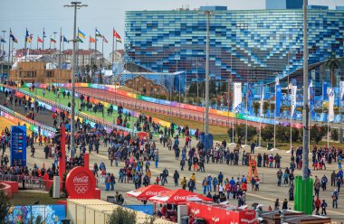 Sochi, Rusya Federasyonu - 10 Şubat 2014: İnsanların kalabalıklar Soçi 2014 Kış Olimpiyatları sırasında yuvarlak Olympic Park yürüyün. Hava gündüz yatay, buzdağı buzdan bir saray ve mesire