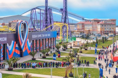 Sochi, Rusya Federasyonu - 10 Şubat 2014: İnsanların kalabalıklar Olimpiyat Parkı çevresinde yürümeye ve Olimpiyat Rus takım taraftarları evine Soçi 2014 Kış Olimpiyatları sırasında sıraya gir