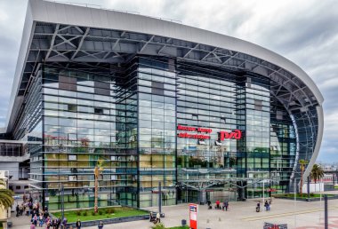 Soçi, Rusya - 26 Nisan 2014: metal ve cam modern tasarımlı yapılan dış bina Adler tren istasyonu