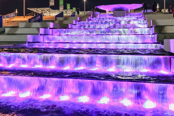 俄罗斯索契 2014年2月10日 奥运公园迷人的灯火通明的瀑布喷泉瀑布 其美丽的水和光的发挥 — 图库照片