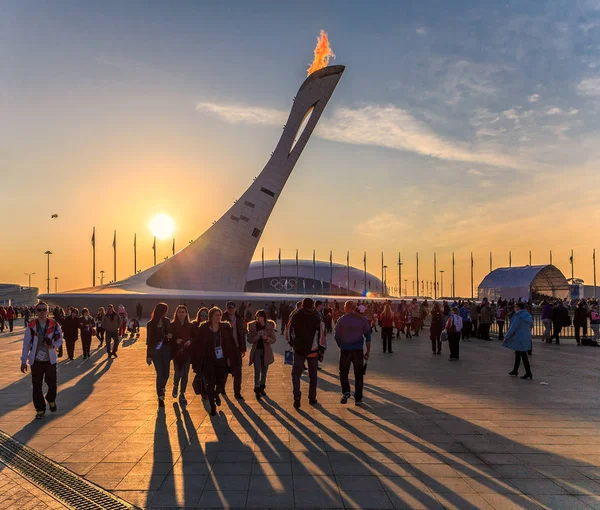 俄罗斯索契 在奥林匹克公园点燃火焰的大奥运火炬安装是 4年索契冬奥会的主要场地 人们的阴影风景秀丽的日落风景 — 图库照片