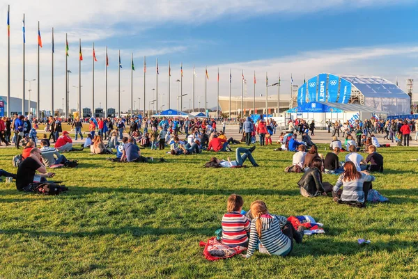 Sotchi Russie Février 2014 Les Gens Sont Suspendus Dans Parc — Photo