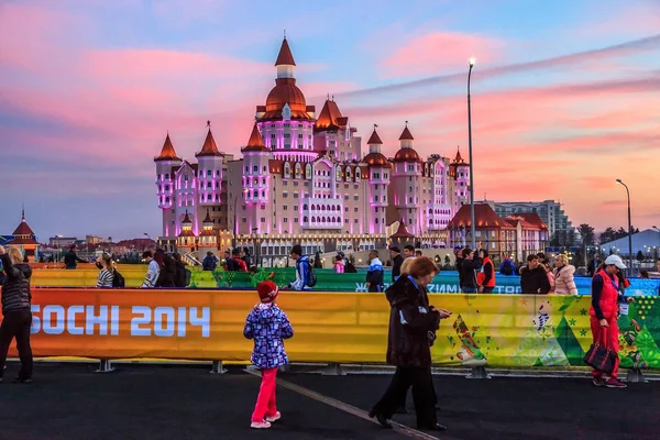 Sochi Rusia Febrero 2014 Illuminated Bogatyr Hotel Olympic Park Parece —  Fotos de Stock